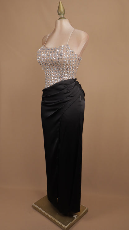 Vestido de gala de dos texturas con corsé de lentejuela y falda satinada drapeada