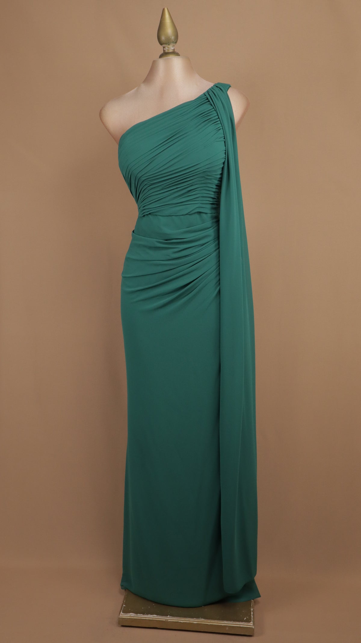 Vestido de gala helénico con escote asimétrico y estola lateral