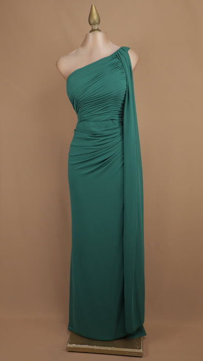 Vestido de gala helénico con escote asimétrico y estola lateral