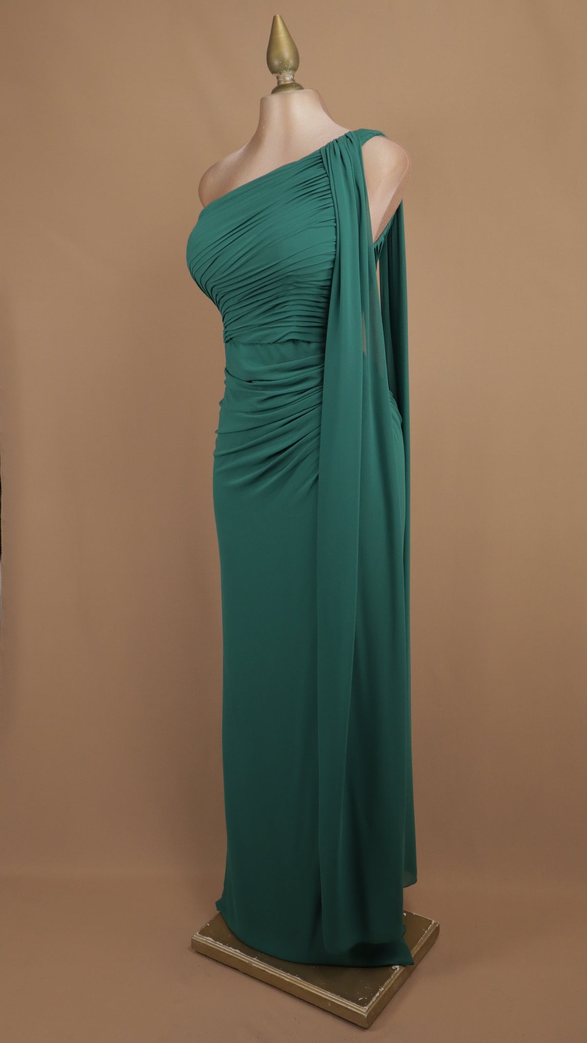 Vestido de gala helénico con escote asimétrico y estola lateral