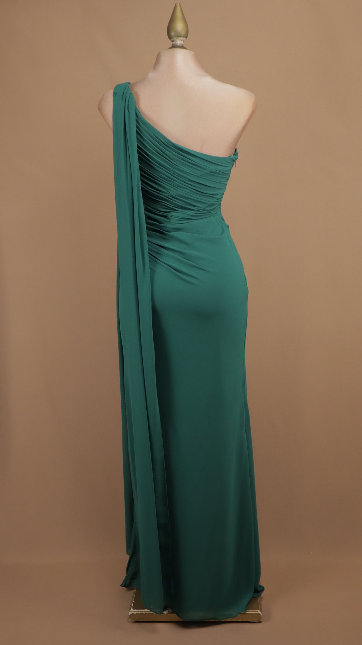 Vestido de gala helénico con escote asimétrico y estola lateral