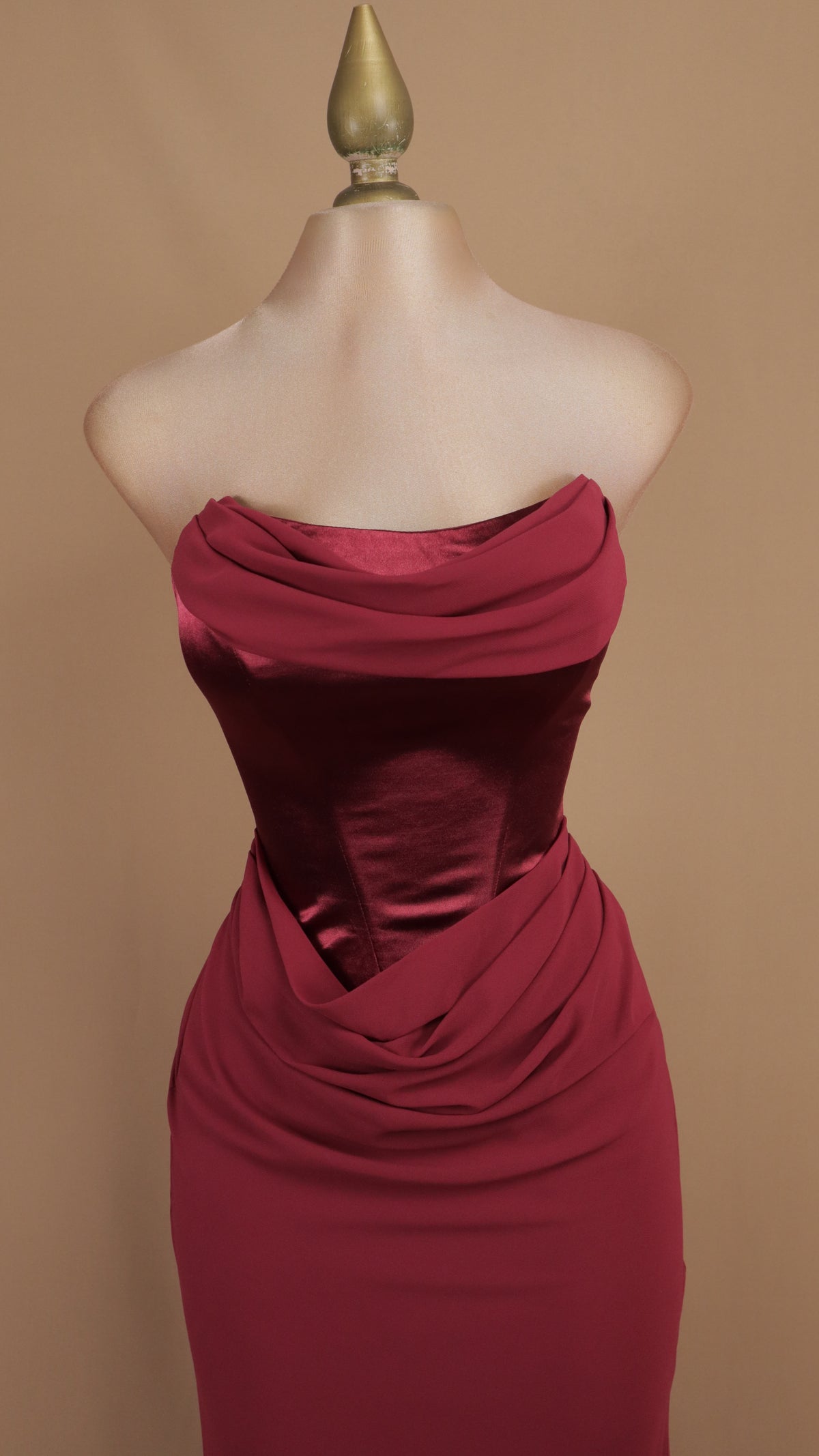 Vestido de gala de alta costura burgundy drape con corsé satinado y falda de gasa