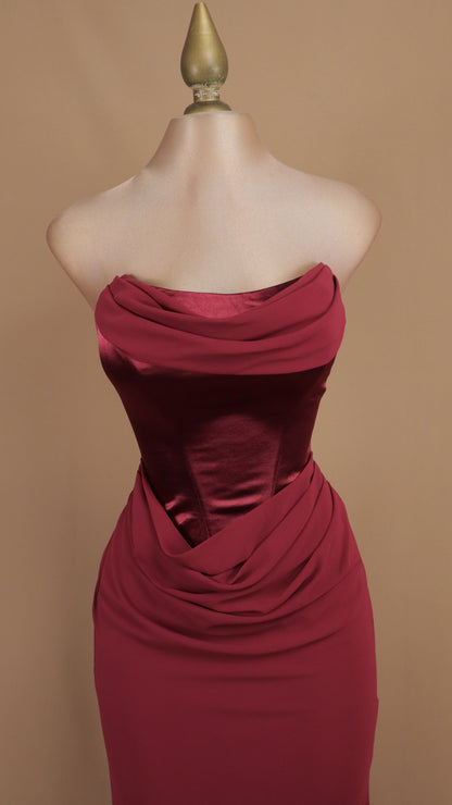 Vestido de gala de alta costura burgundy drape con corsé satinado y falda de gasa