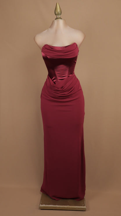 Vestido de gala de alta costura burgundy drape con corsé satinado y falda de gasa