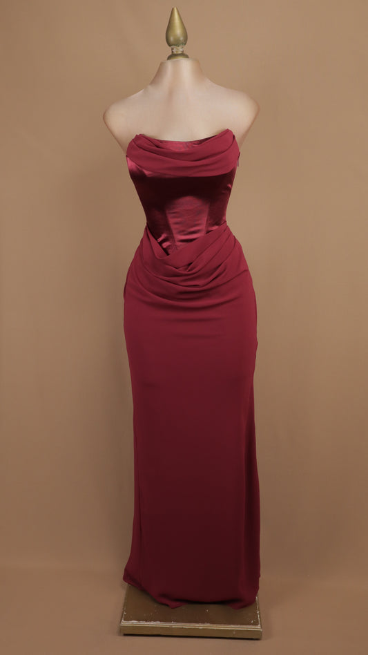 Vestido de gala de alta costura burgundy drape con corsé satinado y falda de gasa