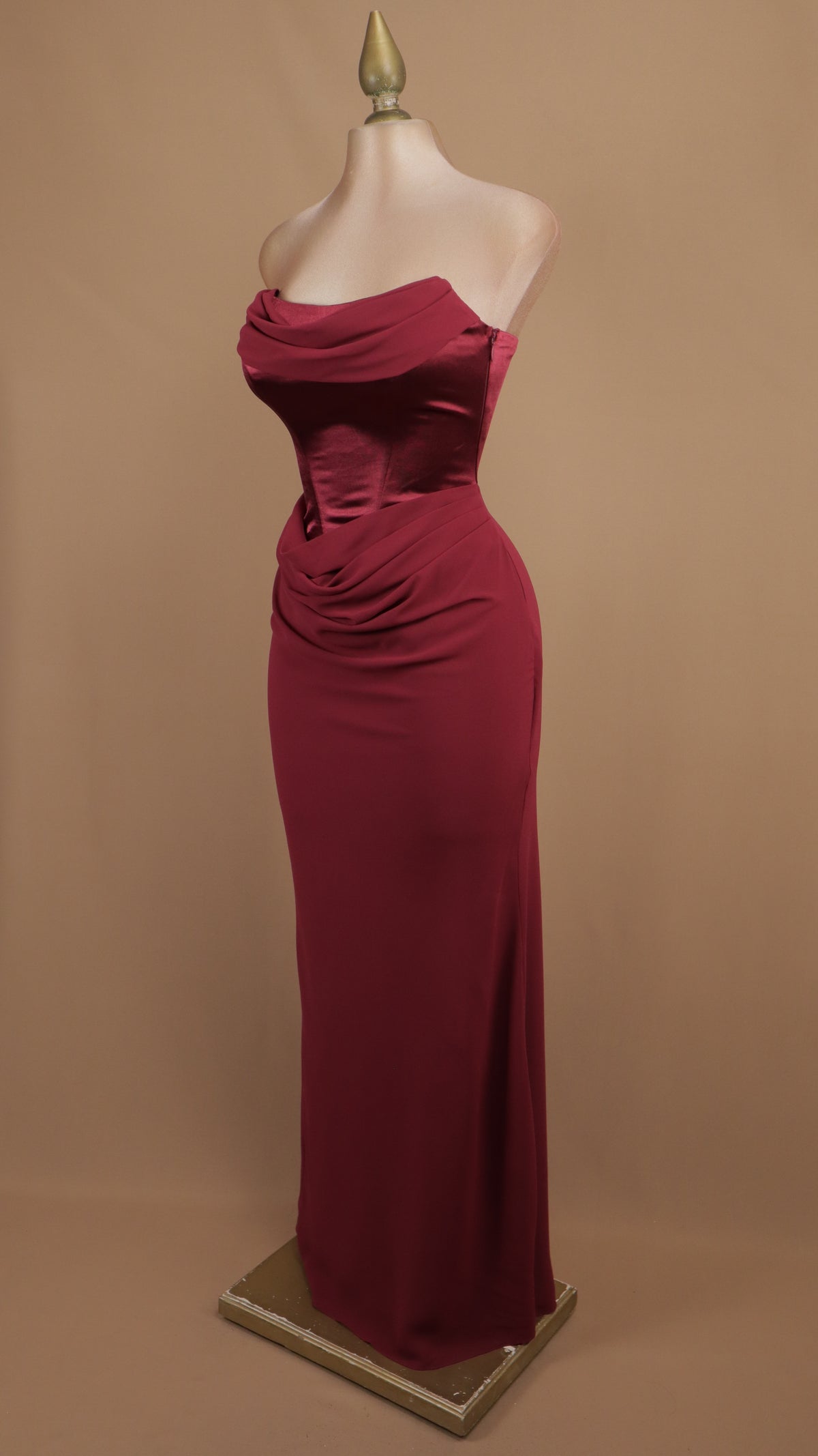 Vestido de gala de alta costura burgundy drape con corsé satinado y falda de gasa