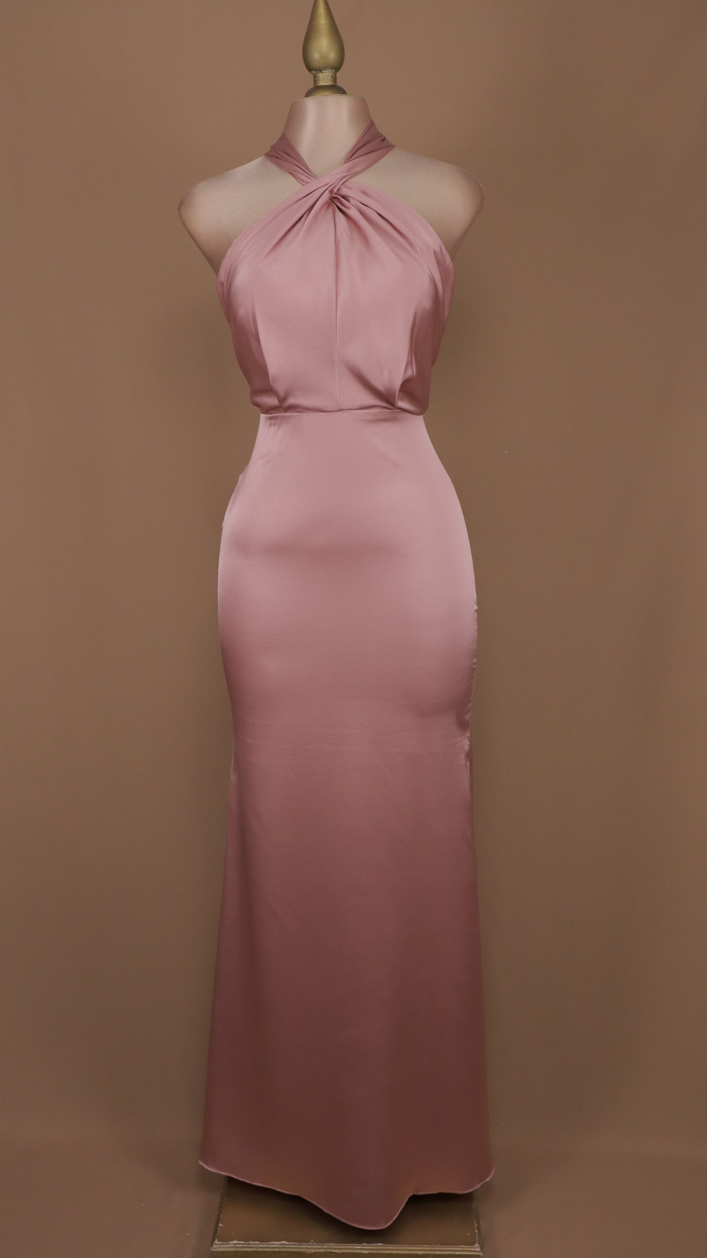 Vestido largo satinado cuello halter