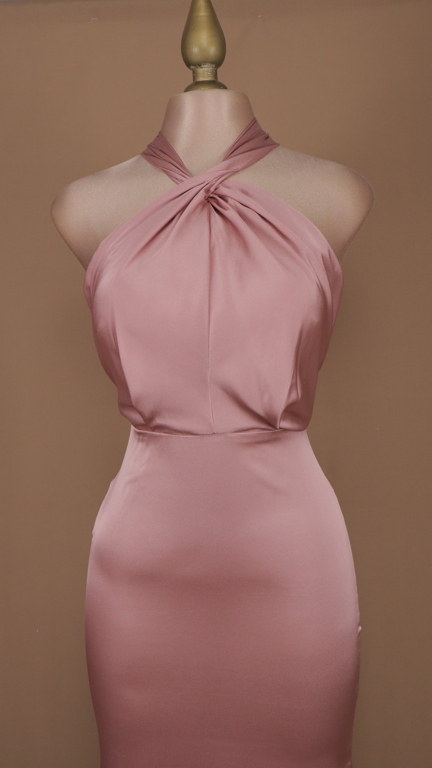 Vestido largo satinado cuello halter