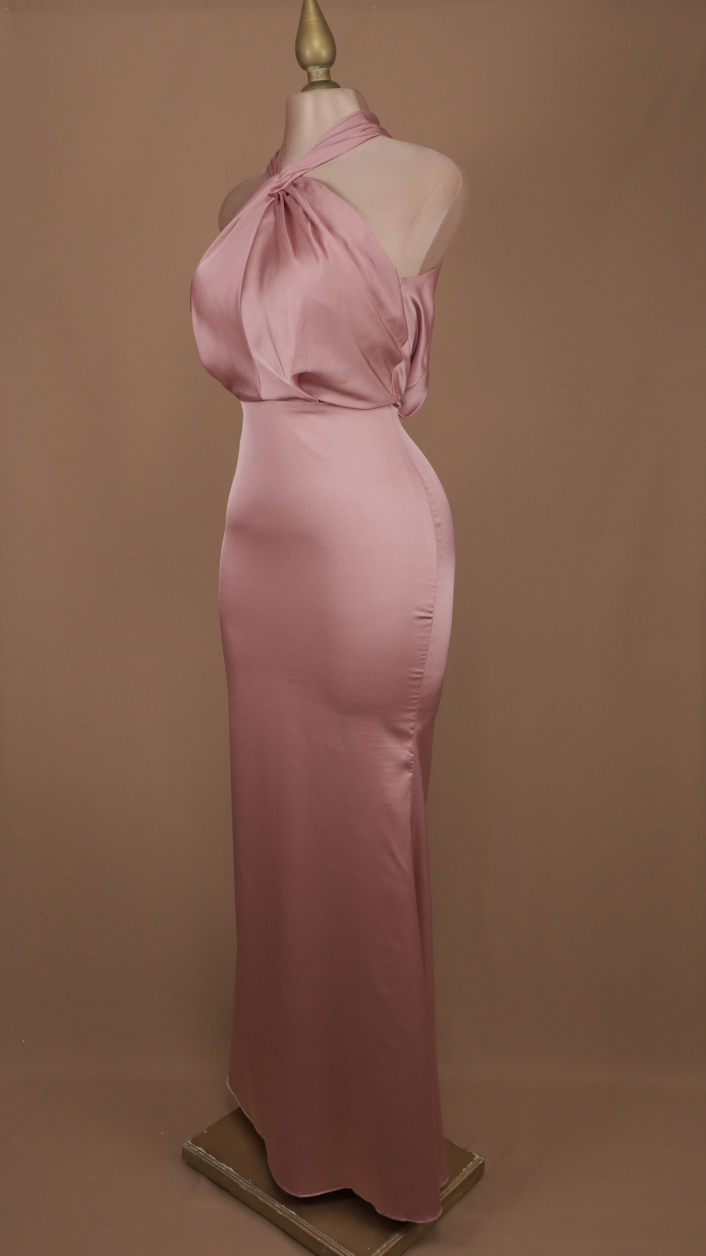 Vestido largo satinado cuello halter