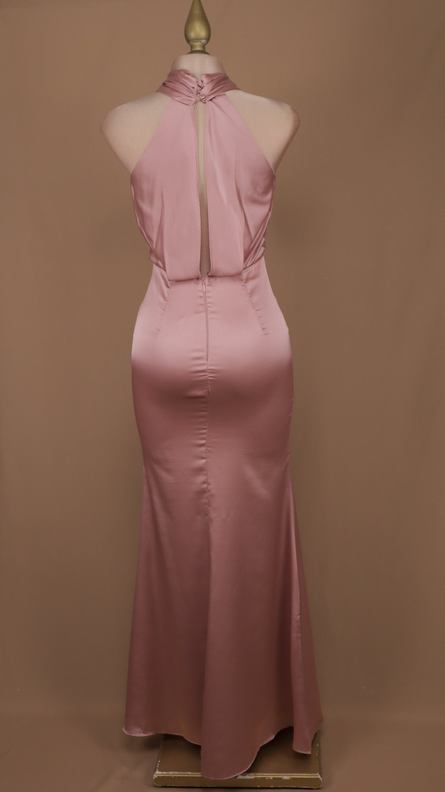 Vestido largo satinado cuello halter