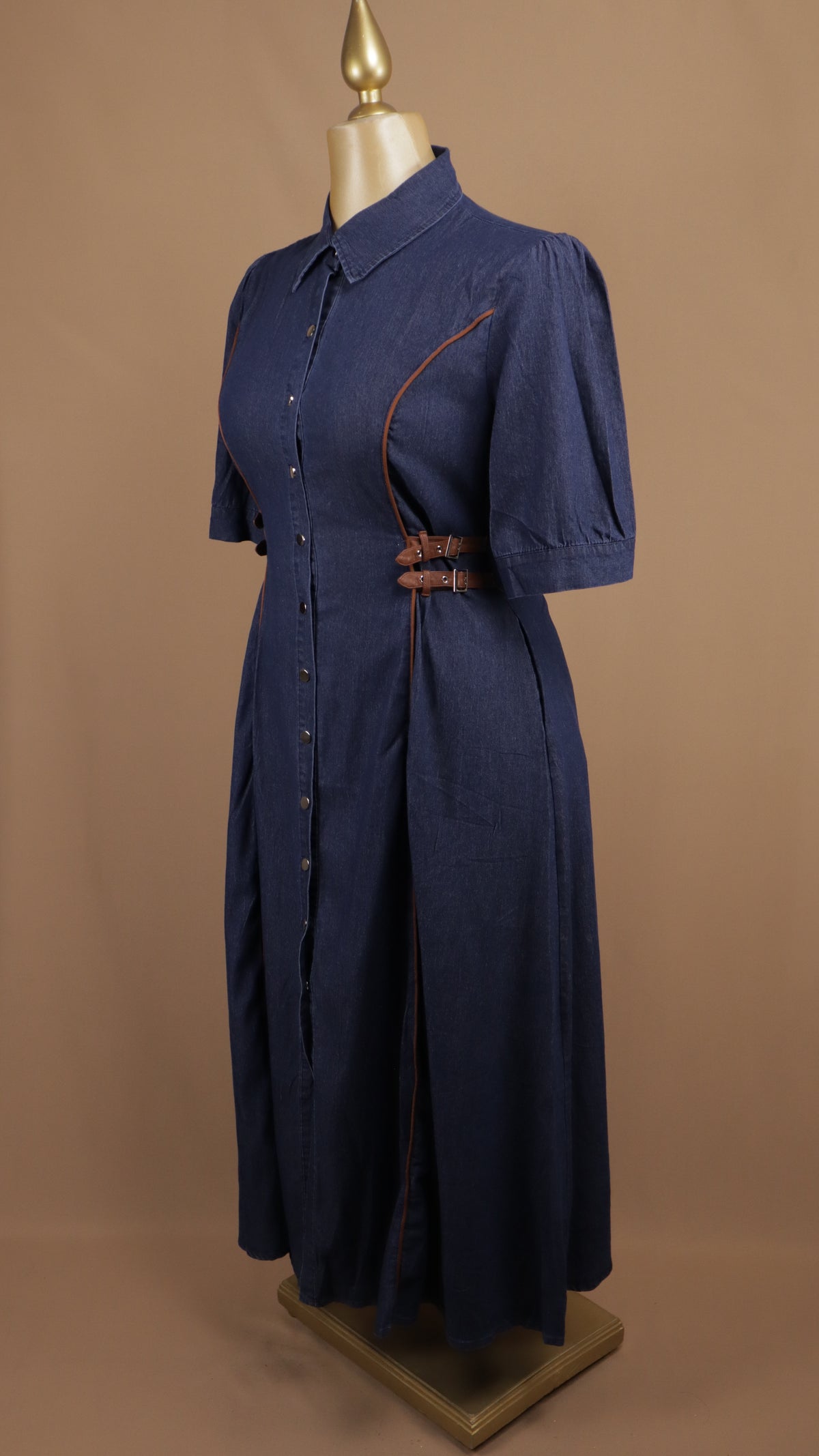Vestido camisero maxi plus de mezclilla con detalles en contraste