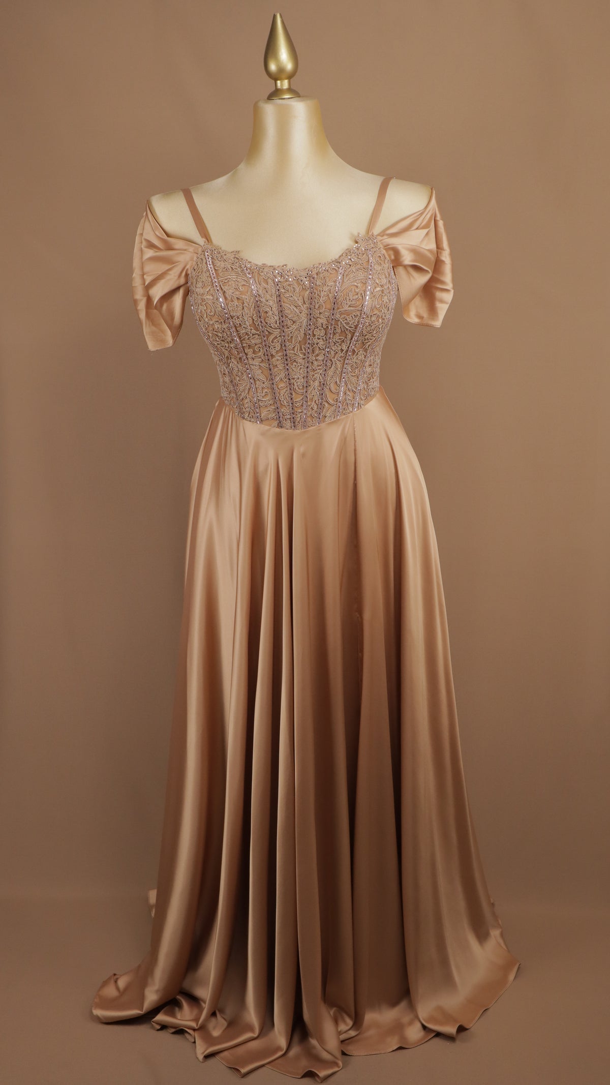 Vestido de gala extra satinado con corpiño de encaje bordado y hombros caídos