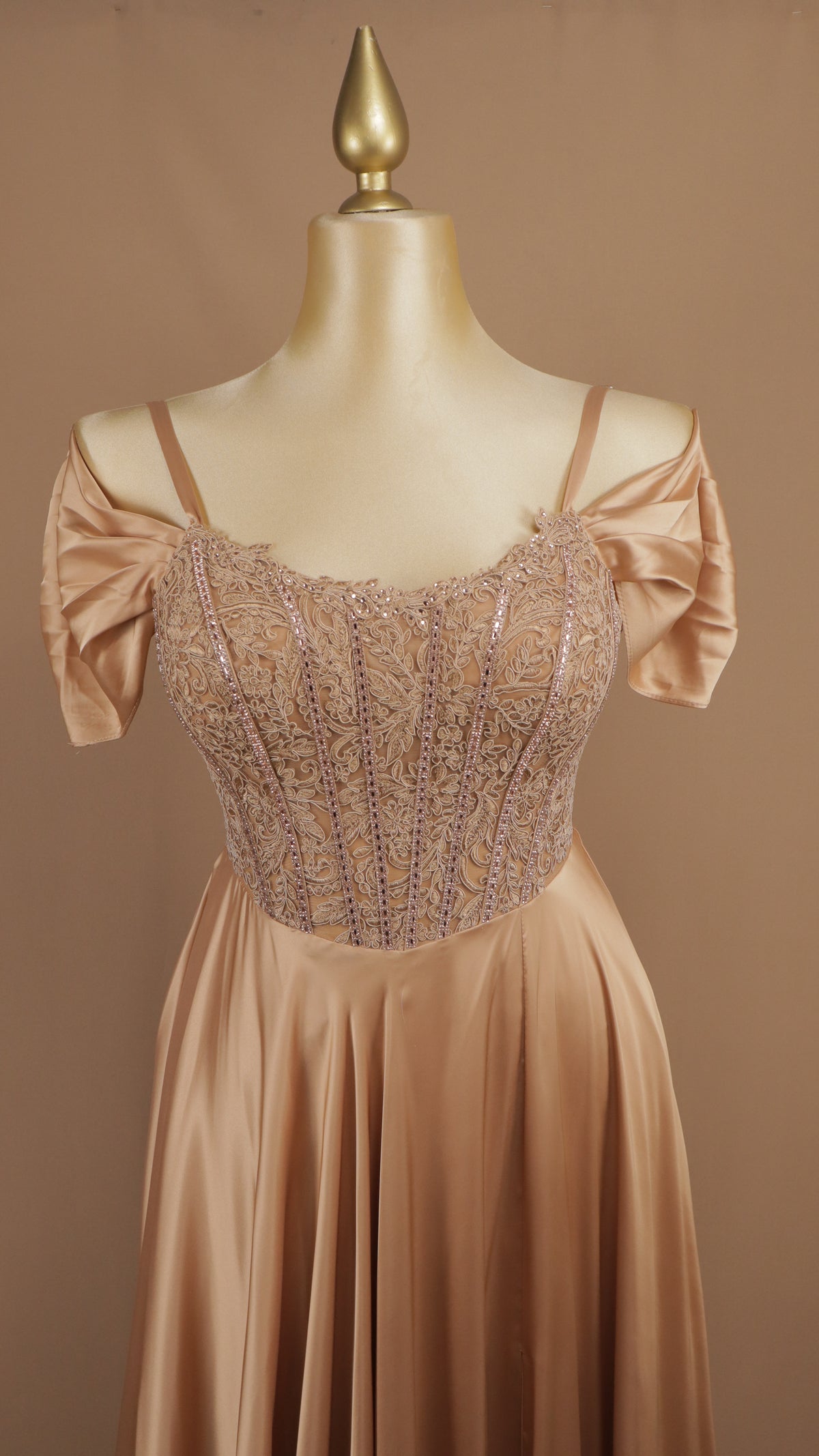 Vestido de gala extra satinado con corpiño de encaje bordado y hombros caídos