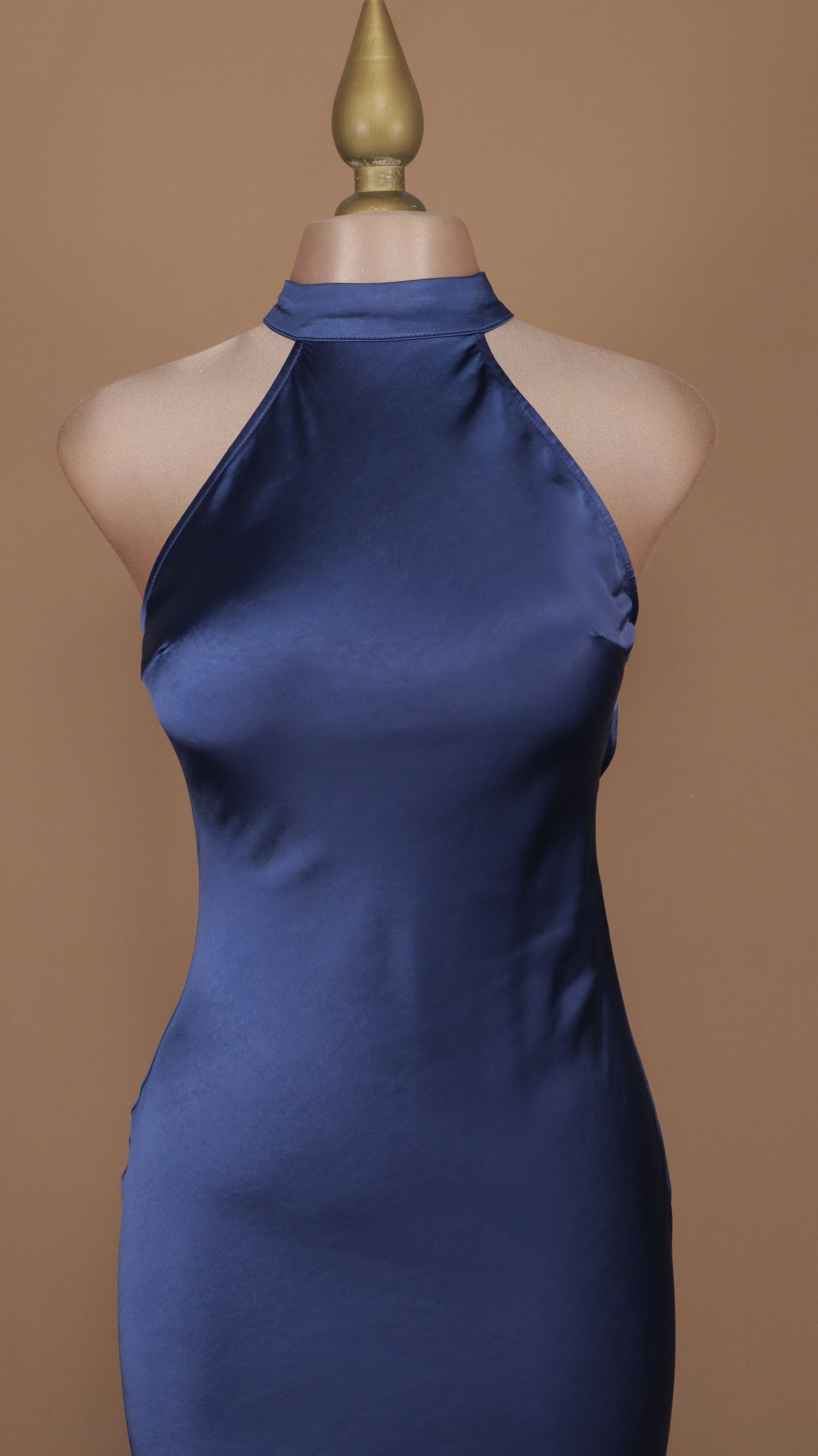 Vestido largo cuello halter satinado