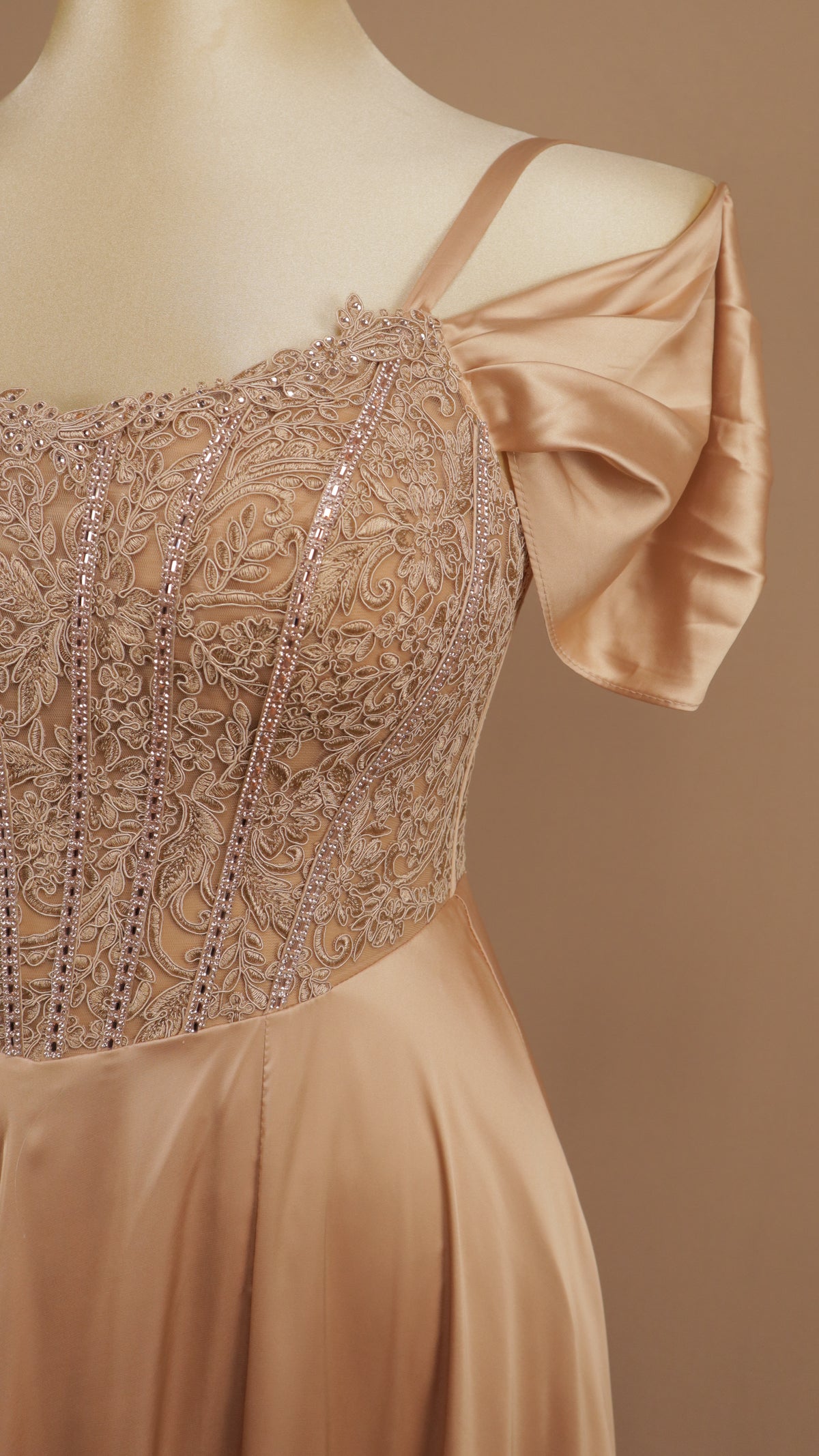 Vestido de gala extra satinado con corpiño de encaje bordado y hombros caídos
