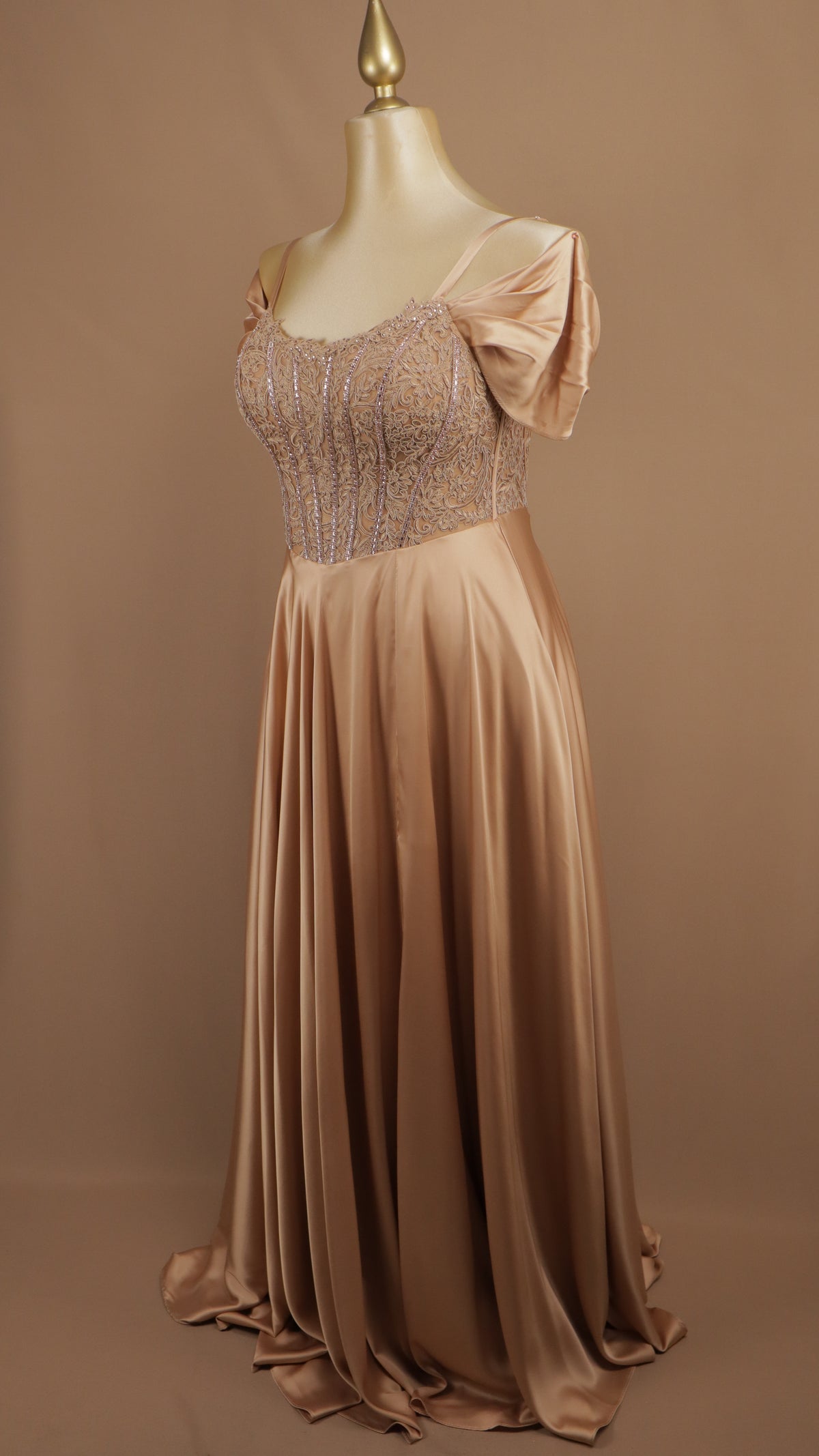 Vestido de gala extra satinado con corpiño de encaje bordado y hombros caídos