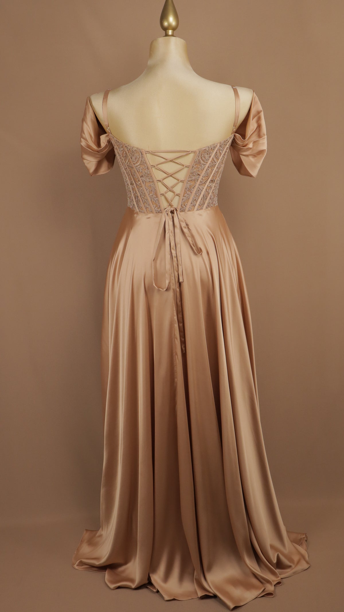 Vestido de gala extra satinado con corpiño de encaje bordado y hombros caídos