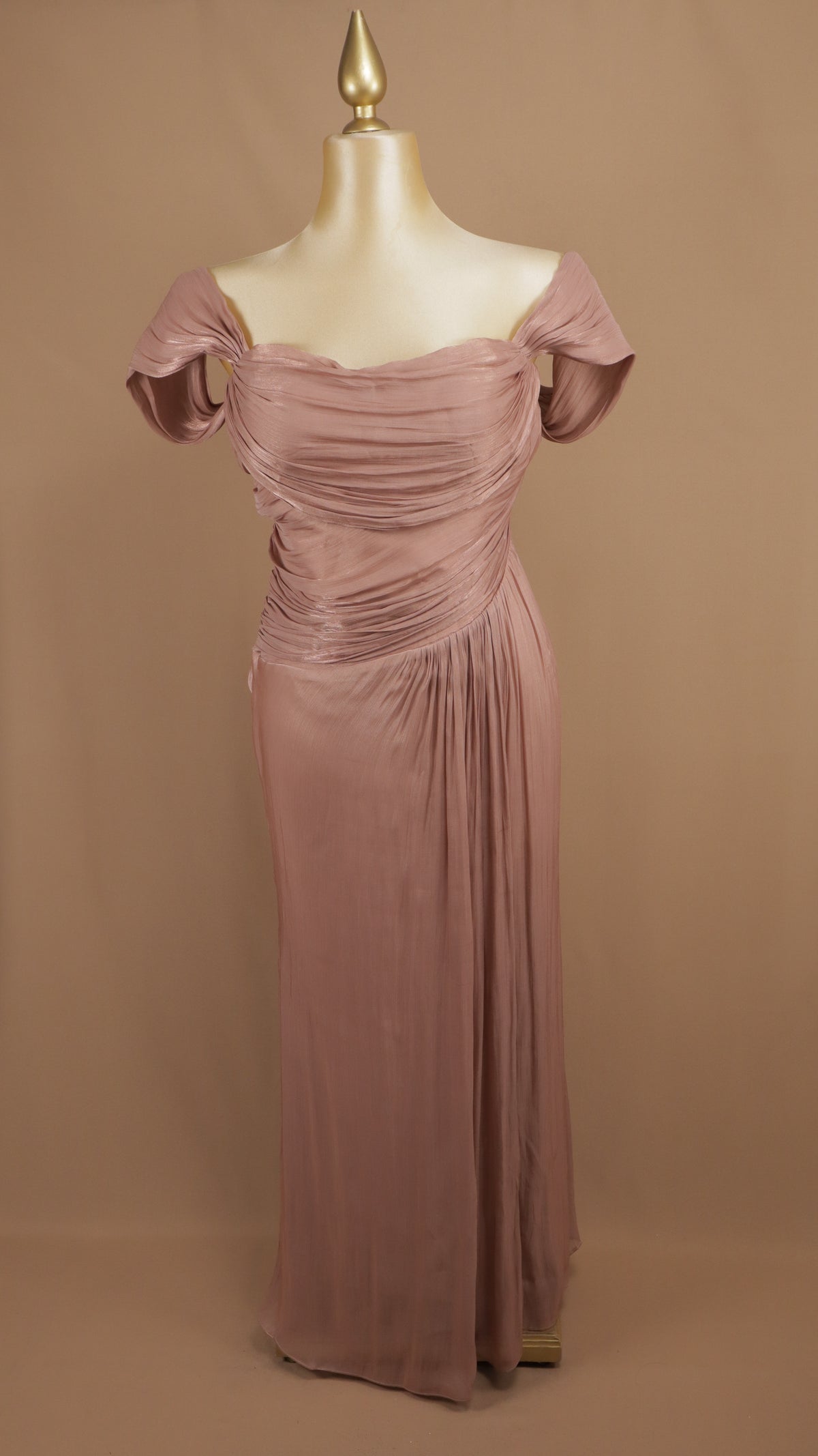 Vestido de gala plus con escote bardot y drapeado envolvente