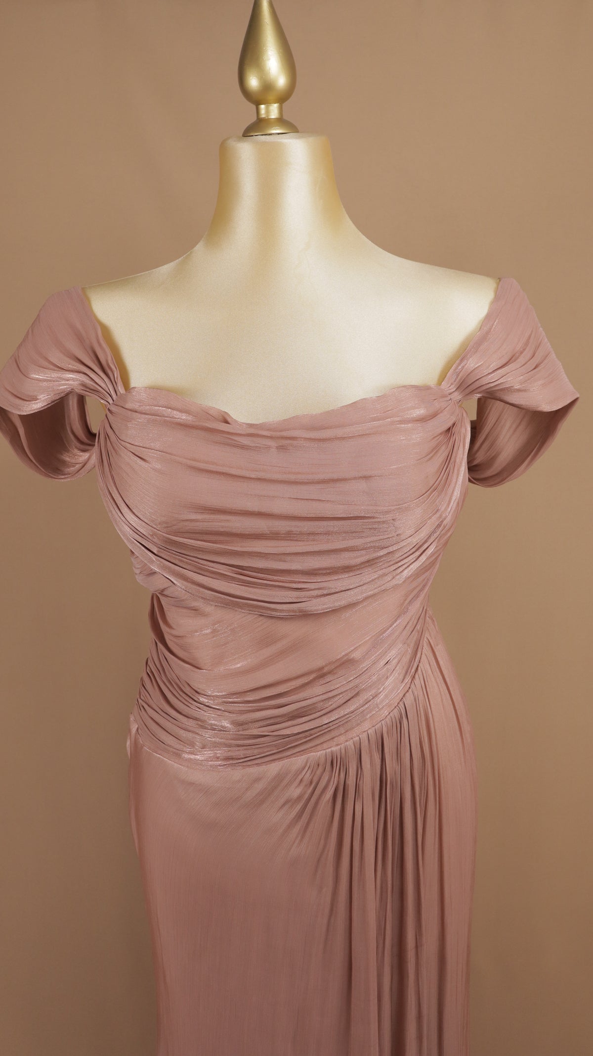 Vestido de gala plus con escote bardot y drapeado envolvente