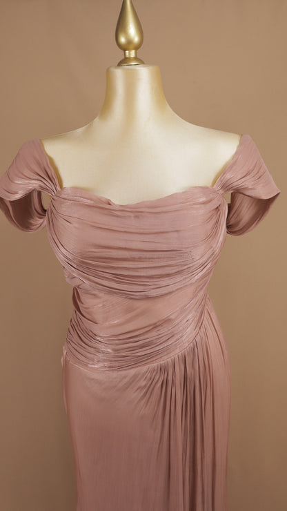 Vestido de gala plus con escote bardot y drapeado envolvente