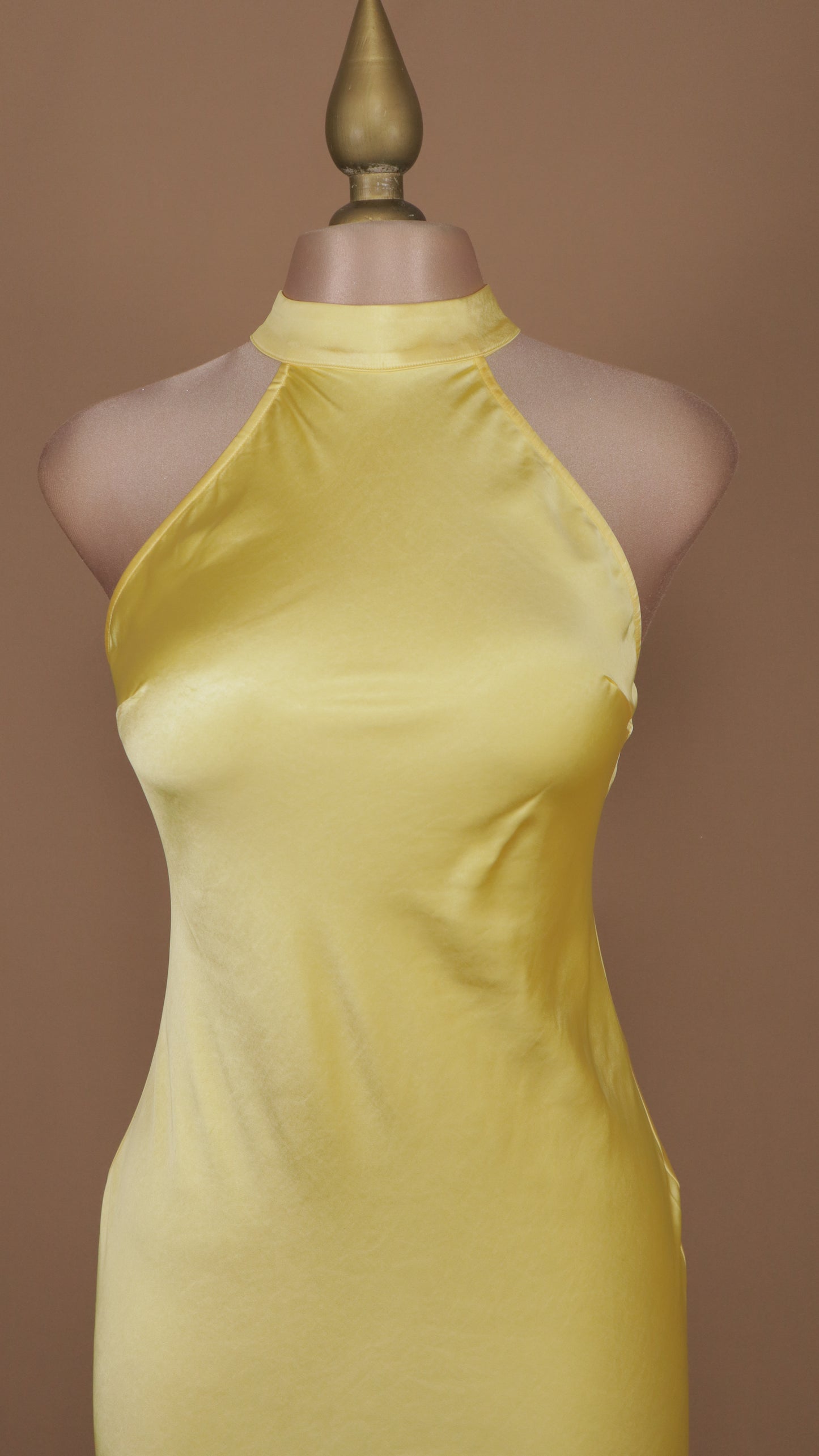 Vestido largo cuello halter satinado