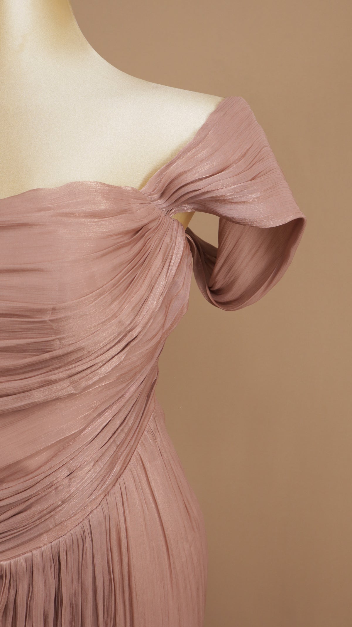 Vestido de gala plus con escote bardot y drapeado envolvente