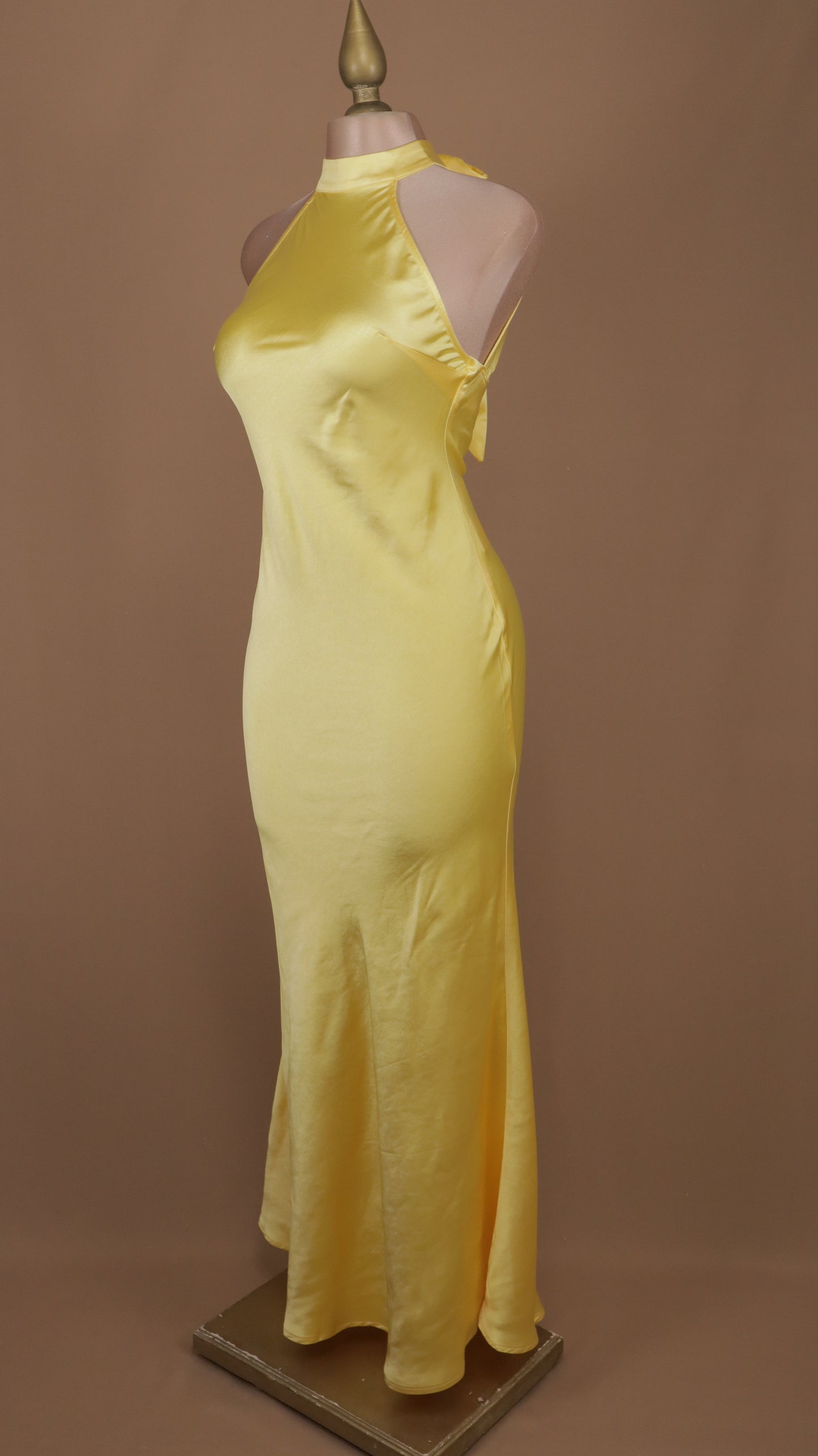 Vestido largo cuello halter satinado