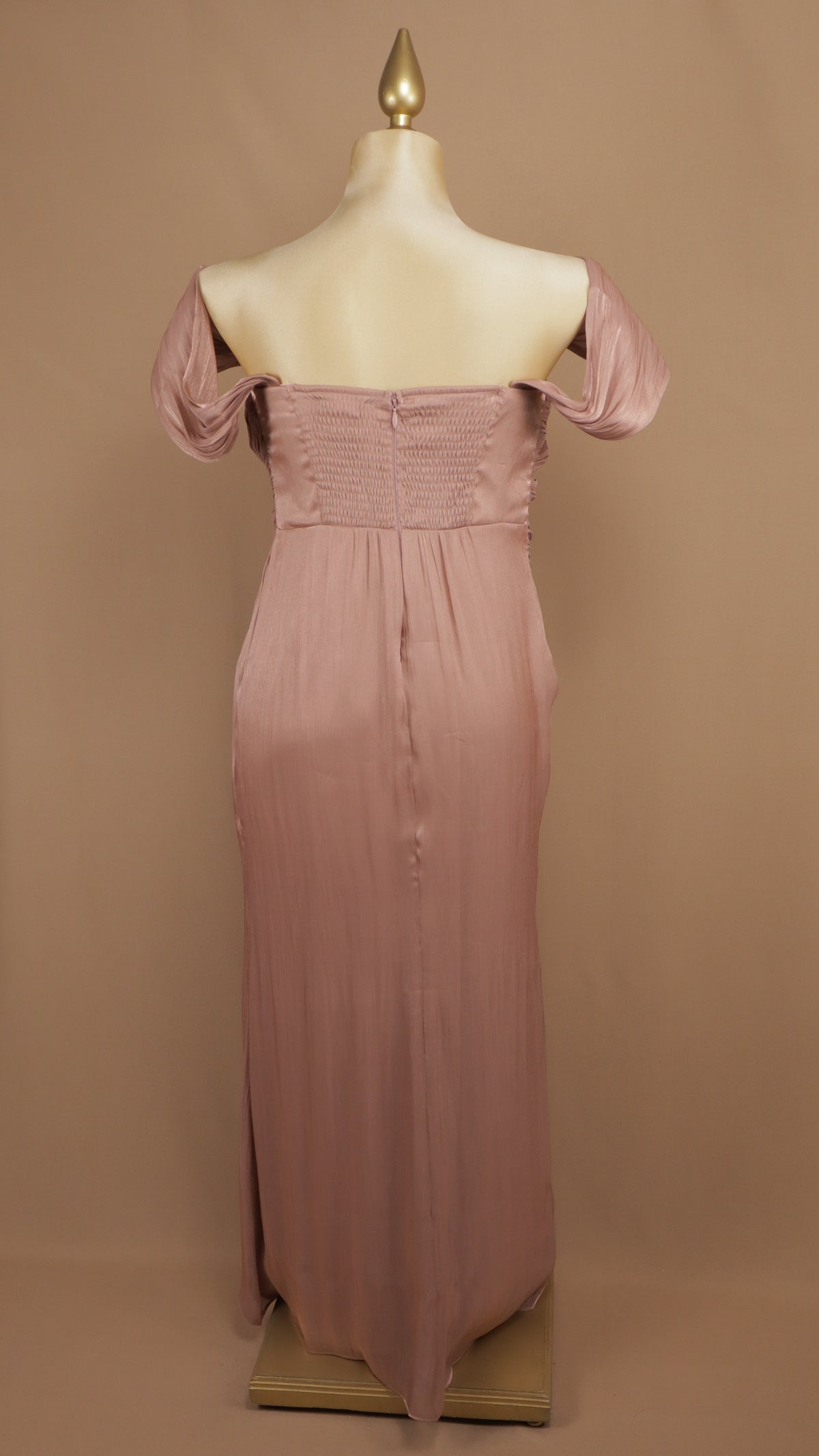 Vestido de gala plus con escote bardot y drapeado envolvente