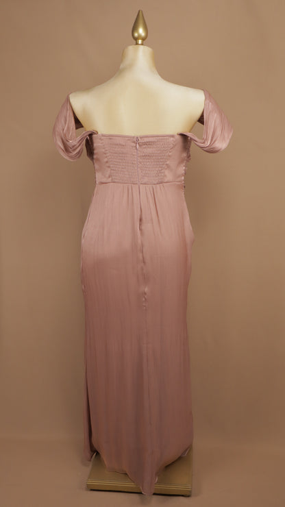 Vestido de gala plus con escote bardot y drapeado envolvente