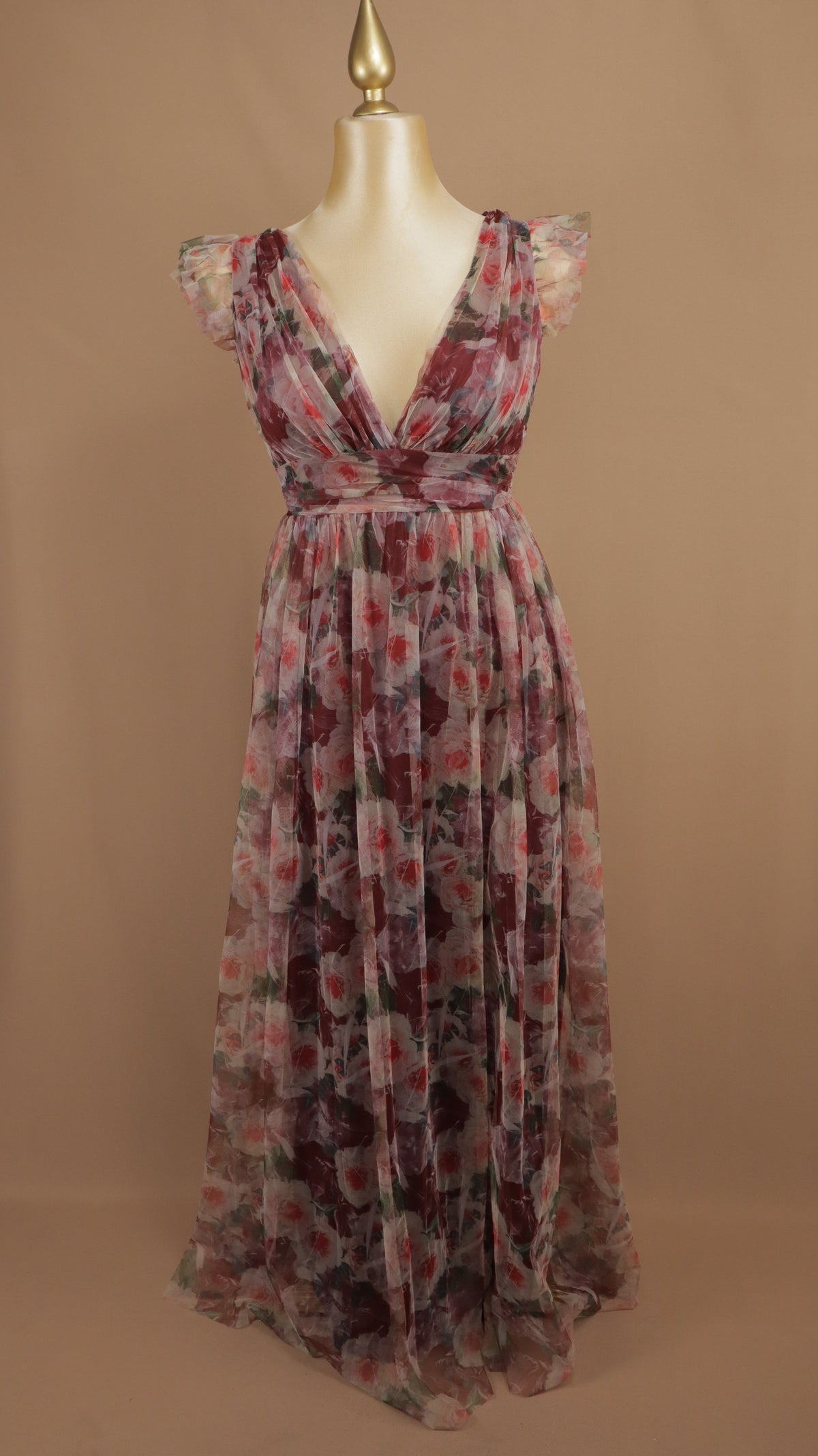 Vestido extra de gala romántico en malla de tul con estampado