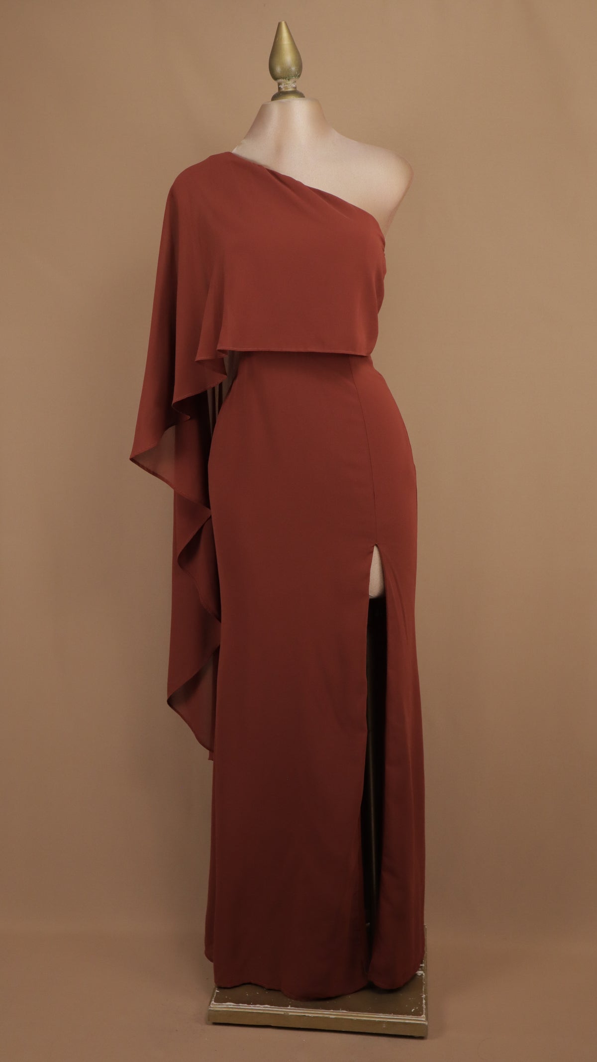 Vestido largo de fiesta asimétrico con capa fluida y abertura en la pierna