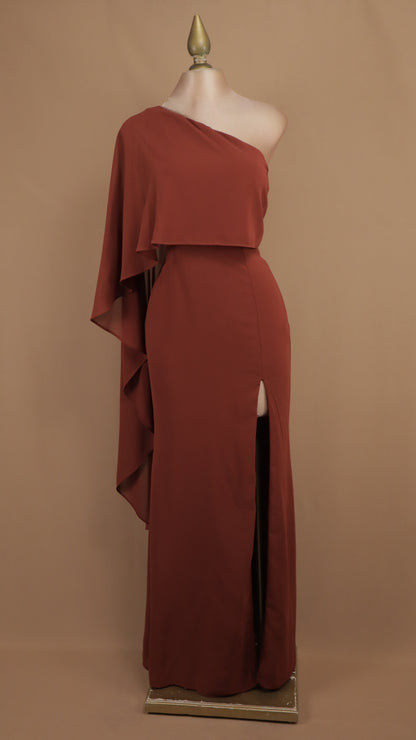 Vestido largo de fiesta asimétrico con capa fluida y abertura en la pierna