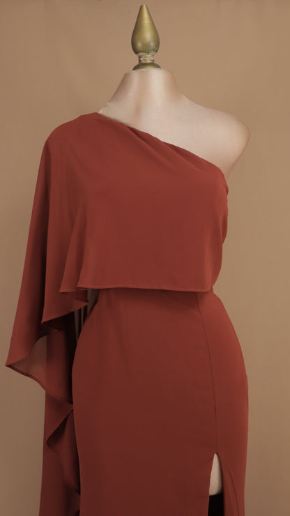 Vestido largo de fiesta asimétrico con capa fluida y abertura en la pierna