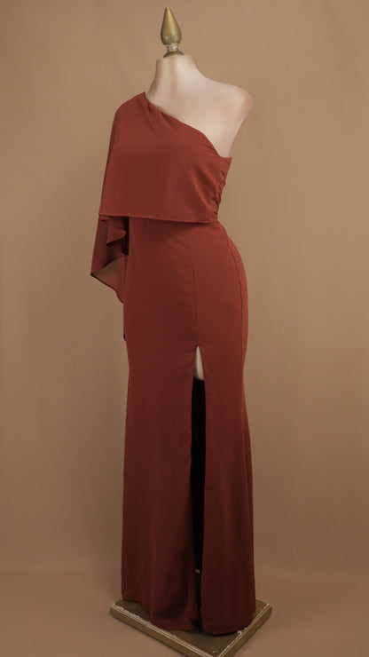 Vestido largo de fiesta asimétrico con capa fluida y abertura en la pierna