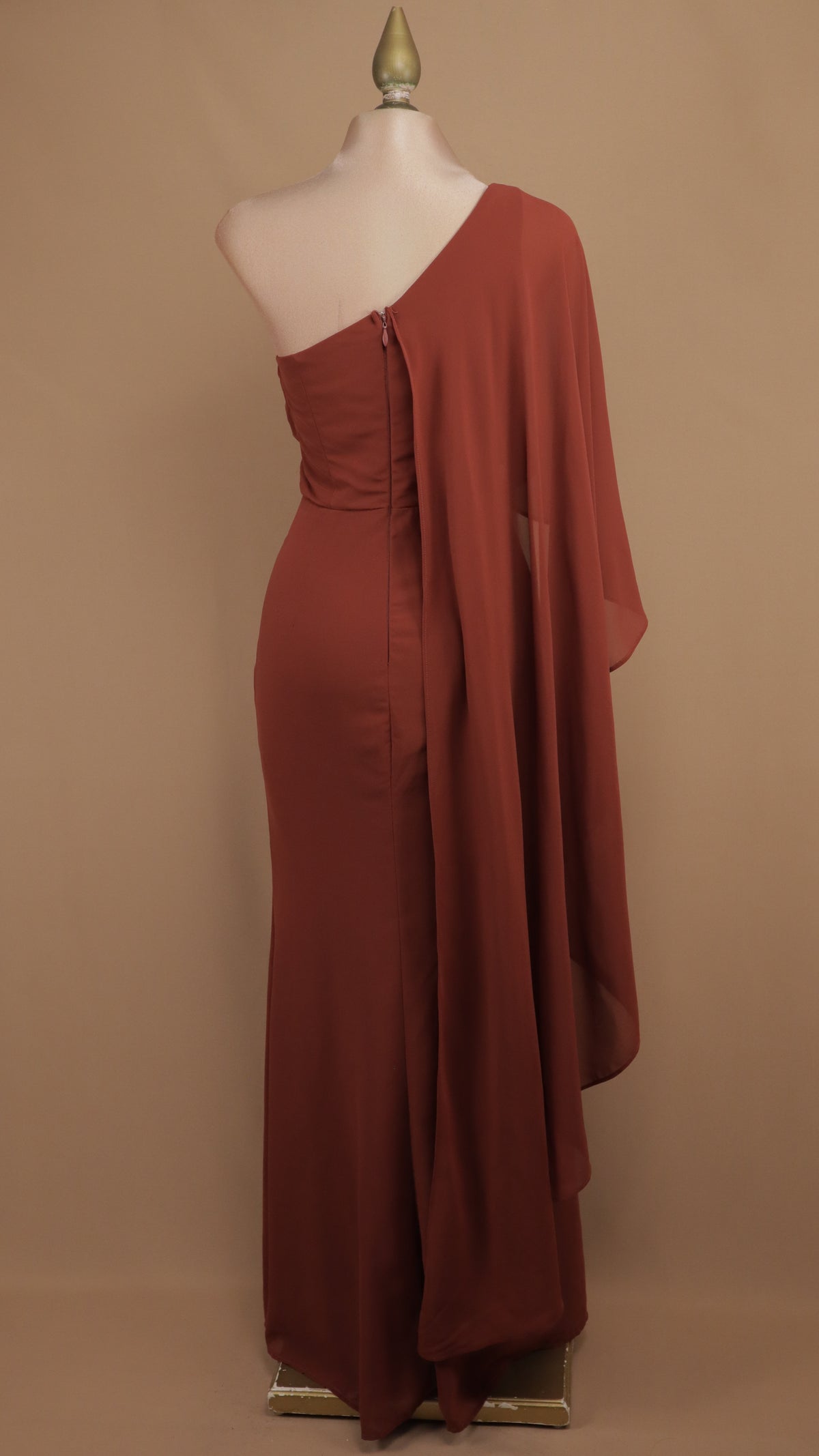 Vestido largo de fiesta asimétrico con capa fluida y abertura en la pierna