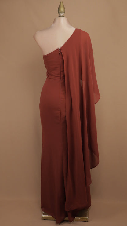Vestido largo de fiesta asimétrico con capa fluida y abertura en la pierna