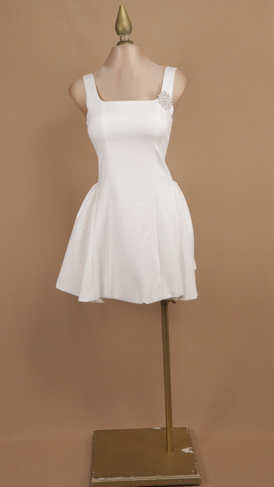 Vestido corto estructurado con falda de volumen y broche de cristales