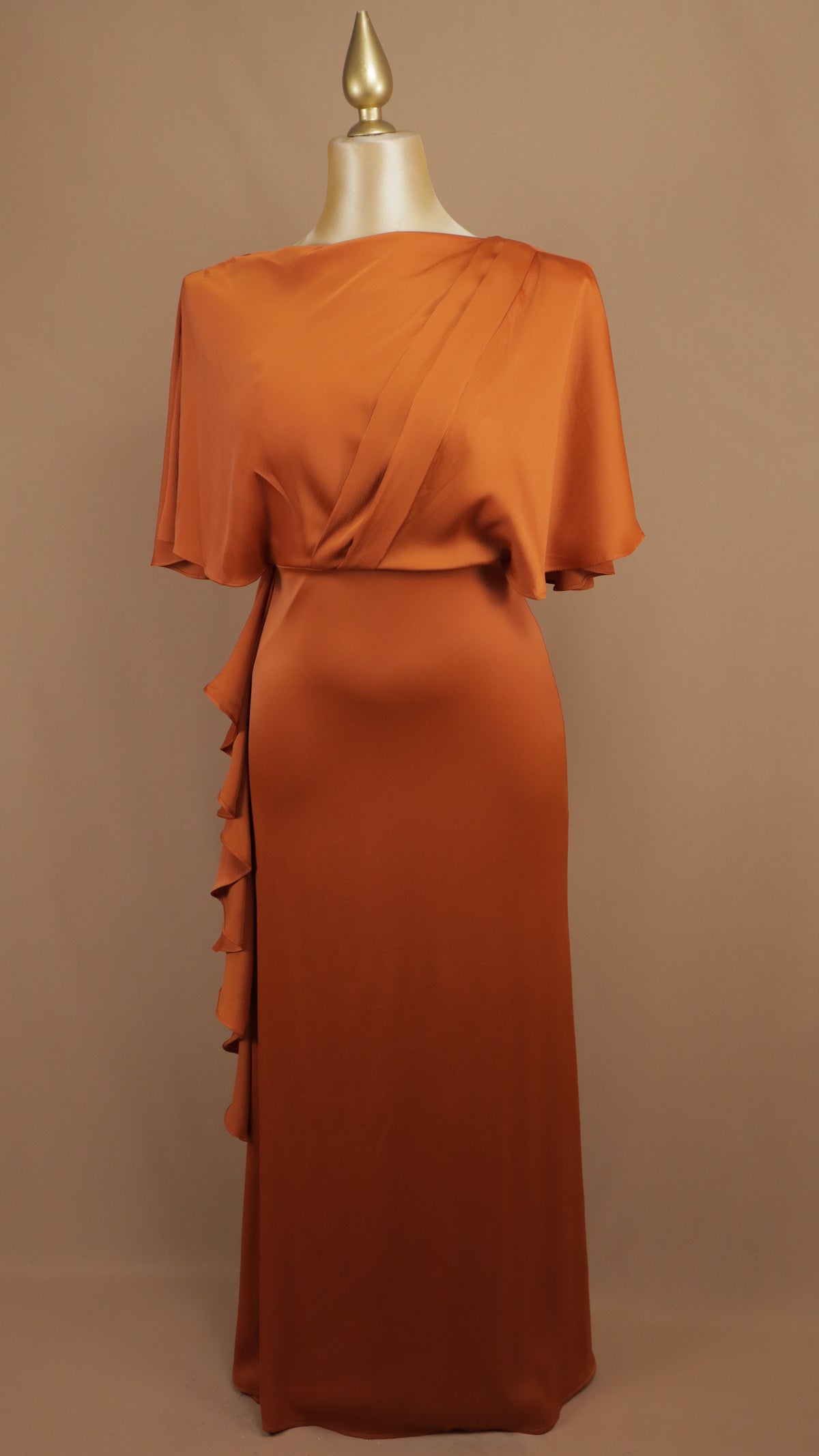 Vestido largo plus size con tipo capa y escarola