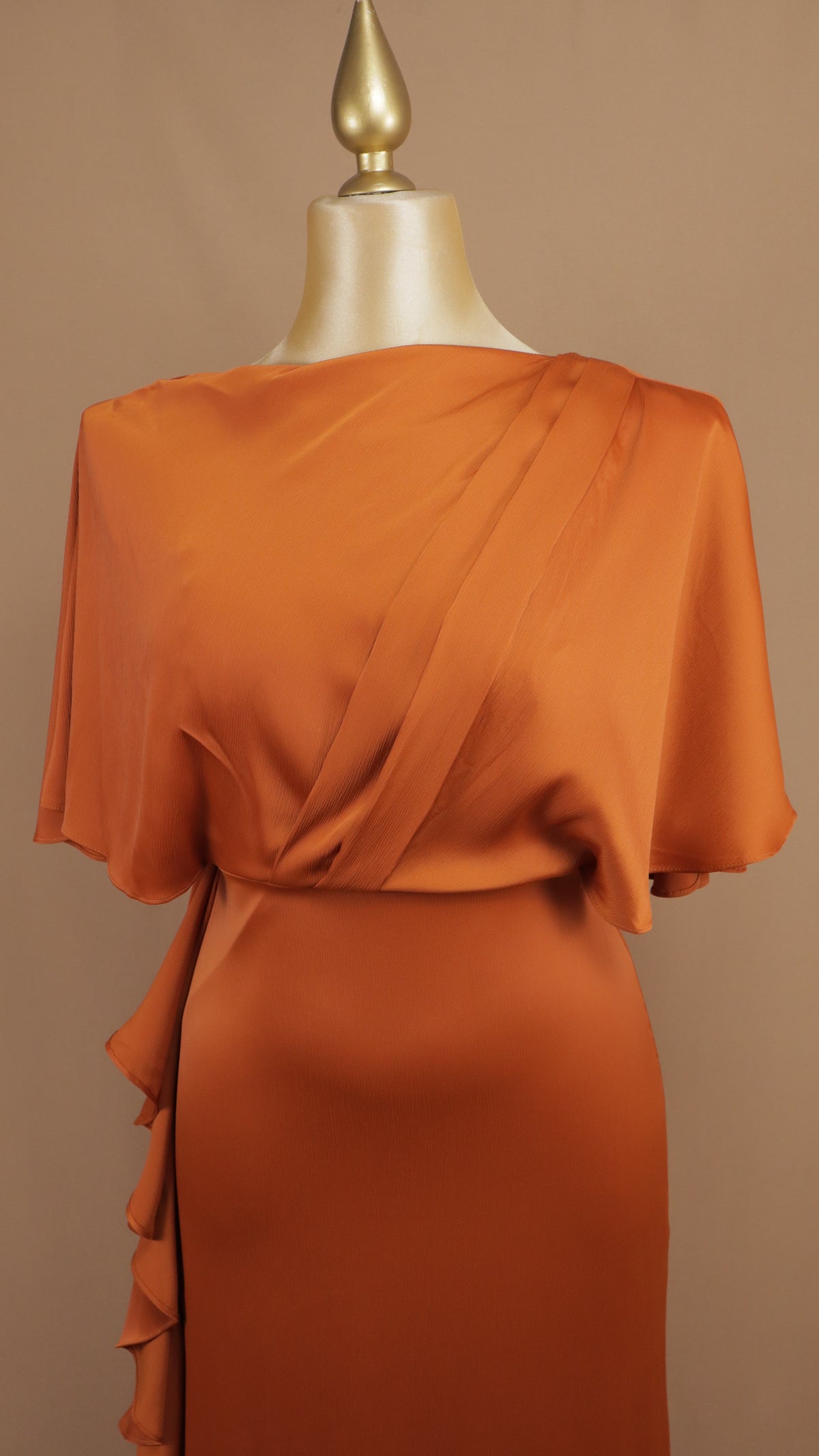 Vestido largo plus size con tipo capa y escarola