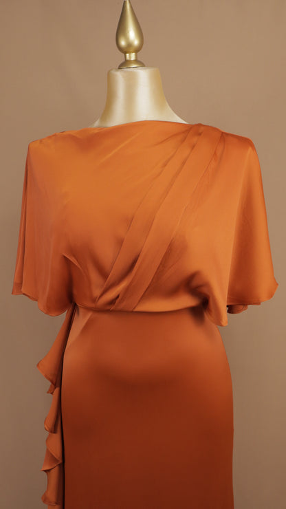 Vestido largo plus size con tipo capa y escarola