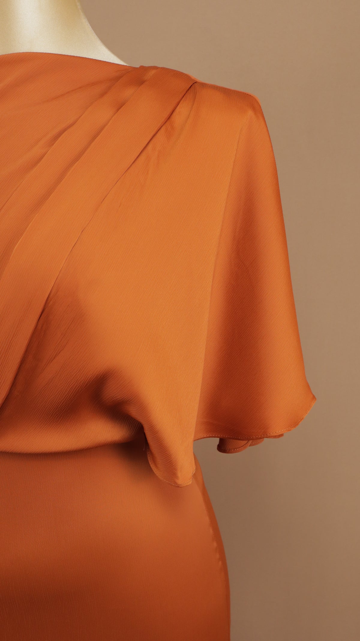 Vestido largo plus size con tipo capa y escarola