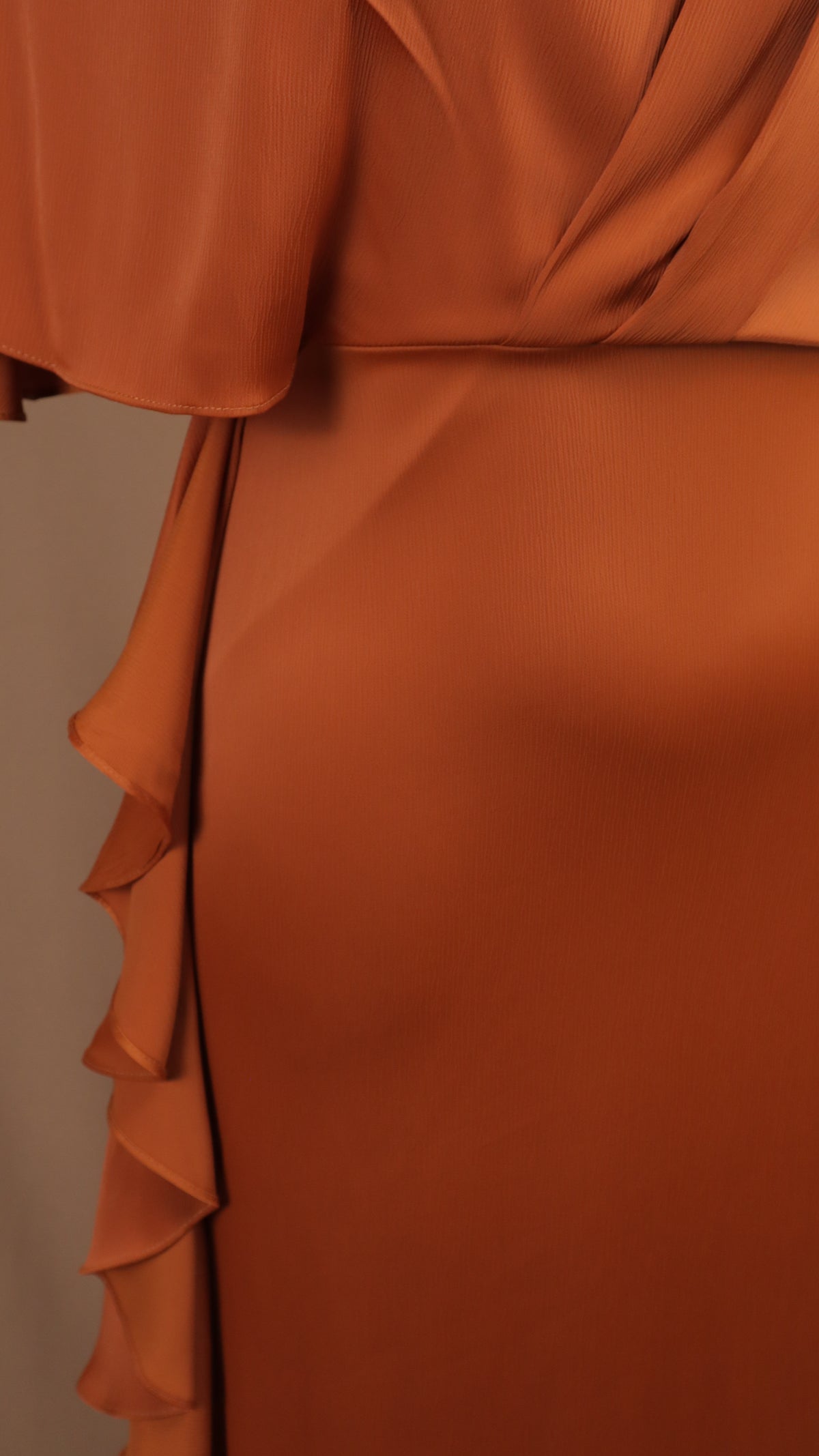 Vestido largo plus size con tipo capa y escarola