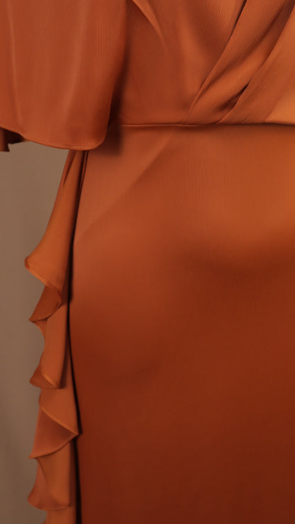 Vestido largo plus size con tipo capa y escarola