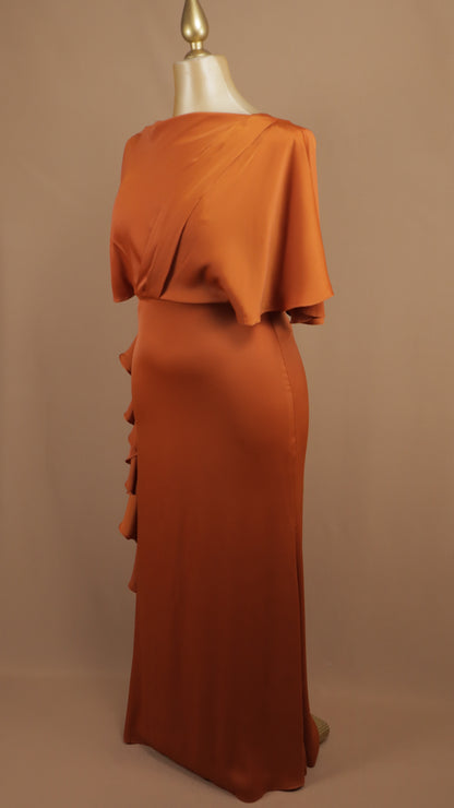 Vestido largo plus size con tipo capa y escarola