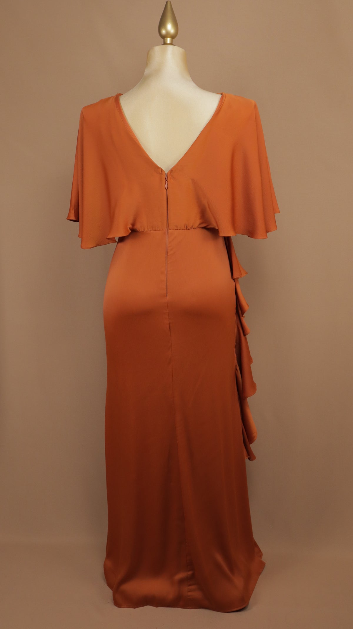 Vestido largo plus size con tipo capa y escarola