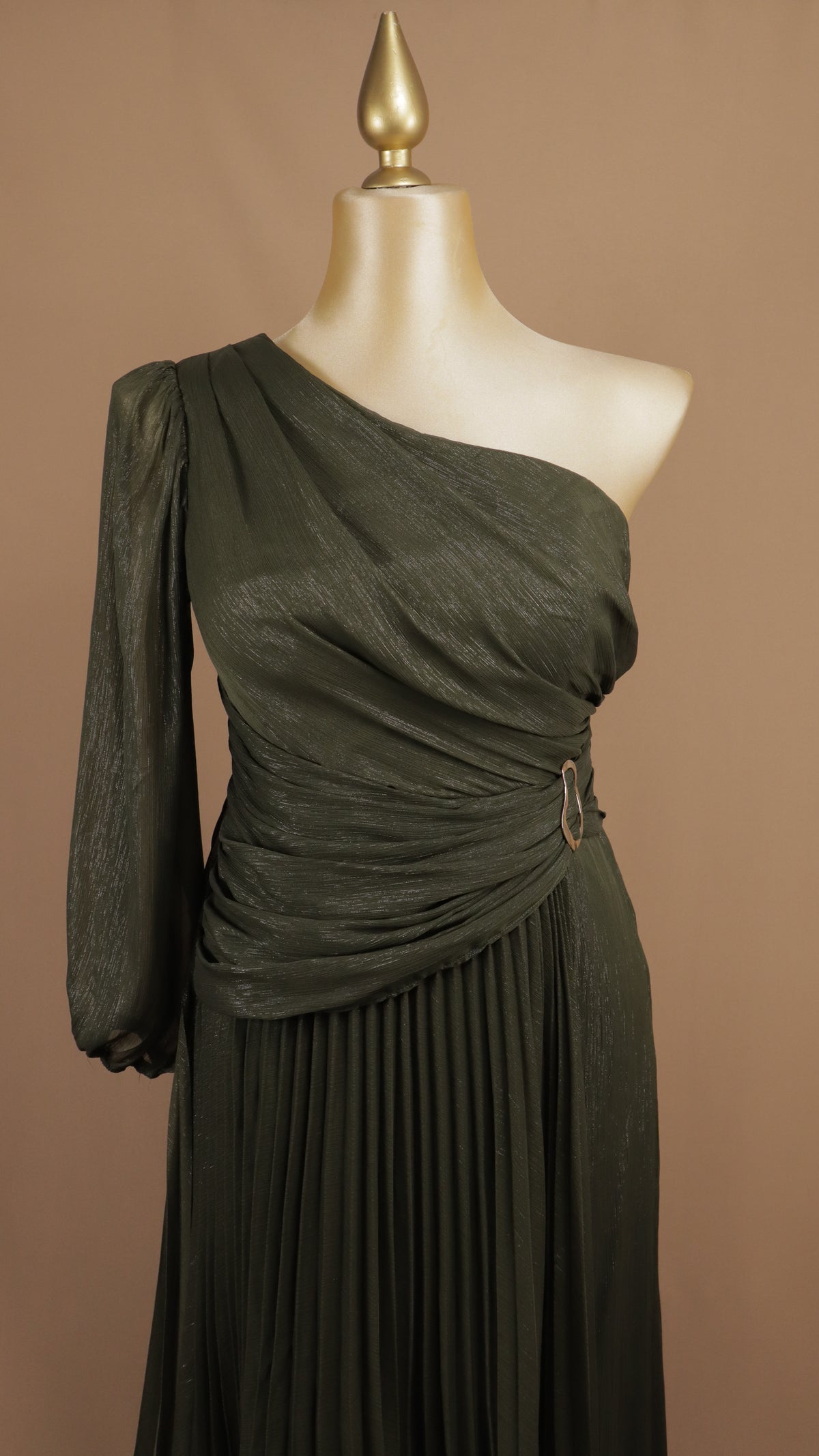 Vestido plus size de gala asimétrico lurex con top drapeado y falda plisada