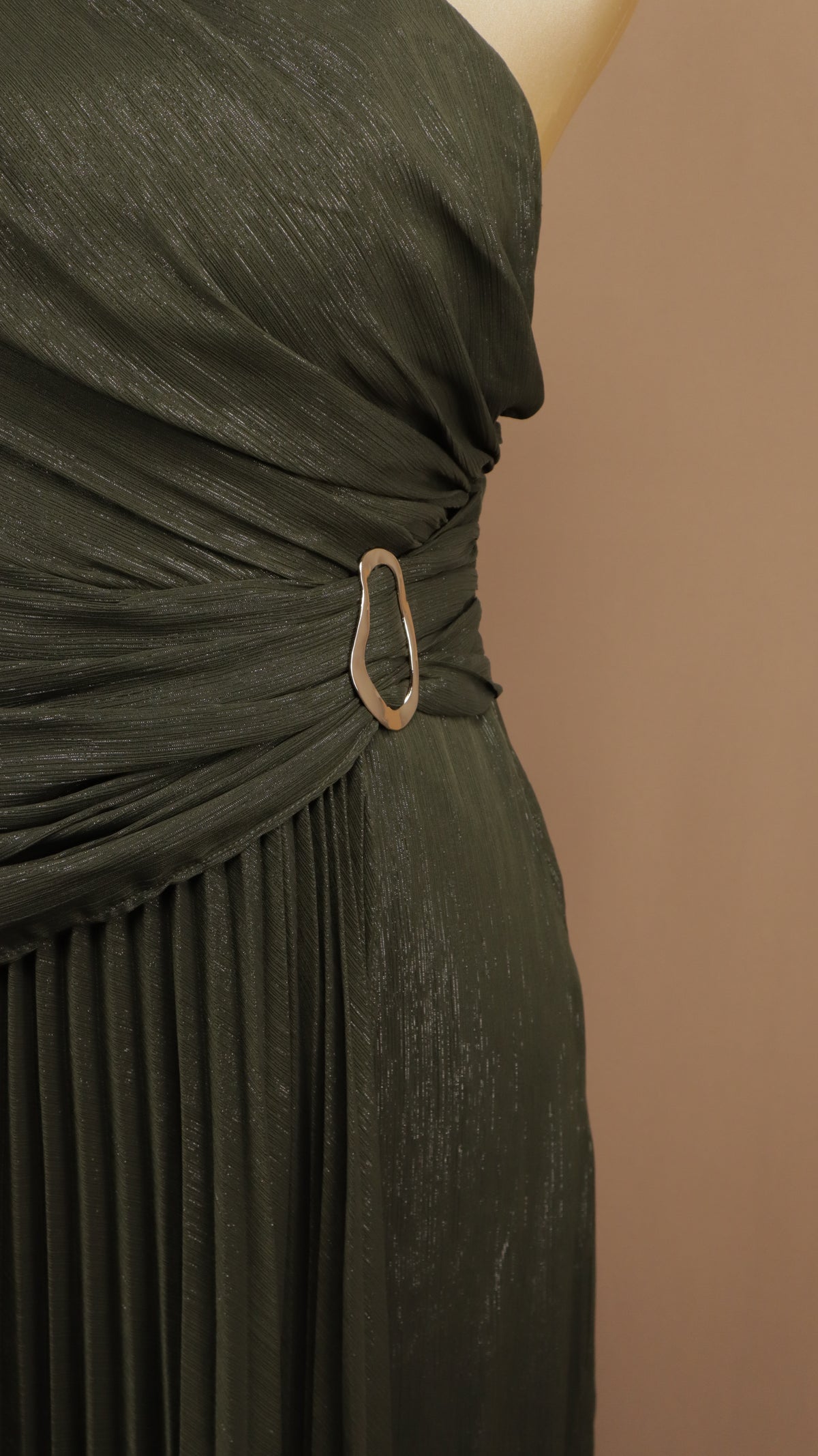Vestido plus size de gala asimétrico lurex con top drapeado y falda plisada