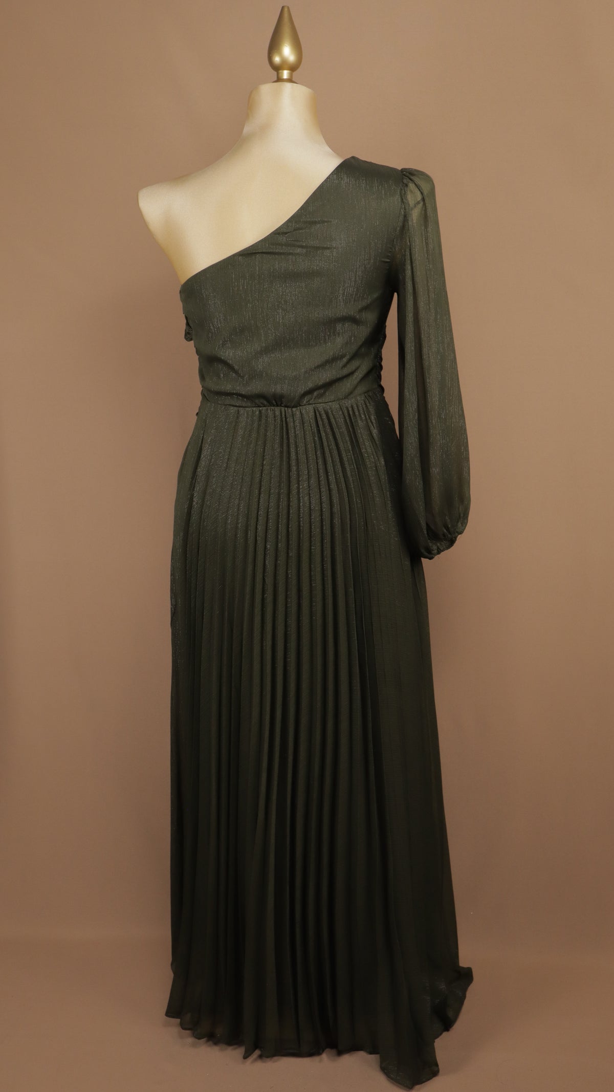 Vestido plus size de gala asimétrico lurex con top drapeado y falda plisada
