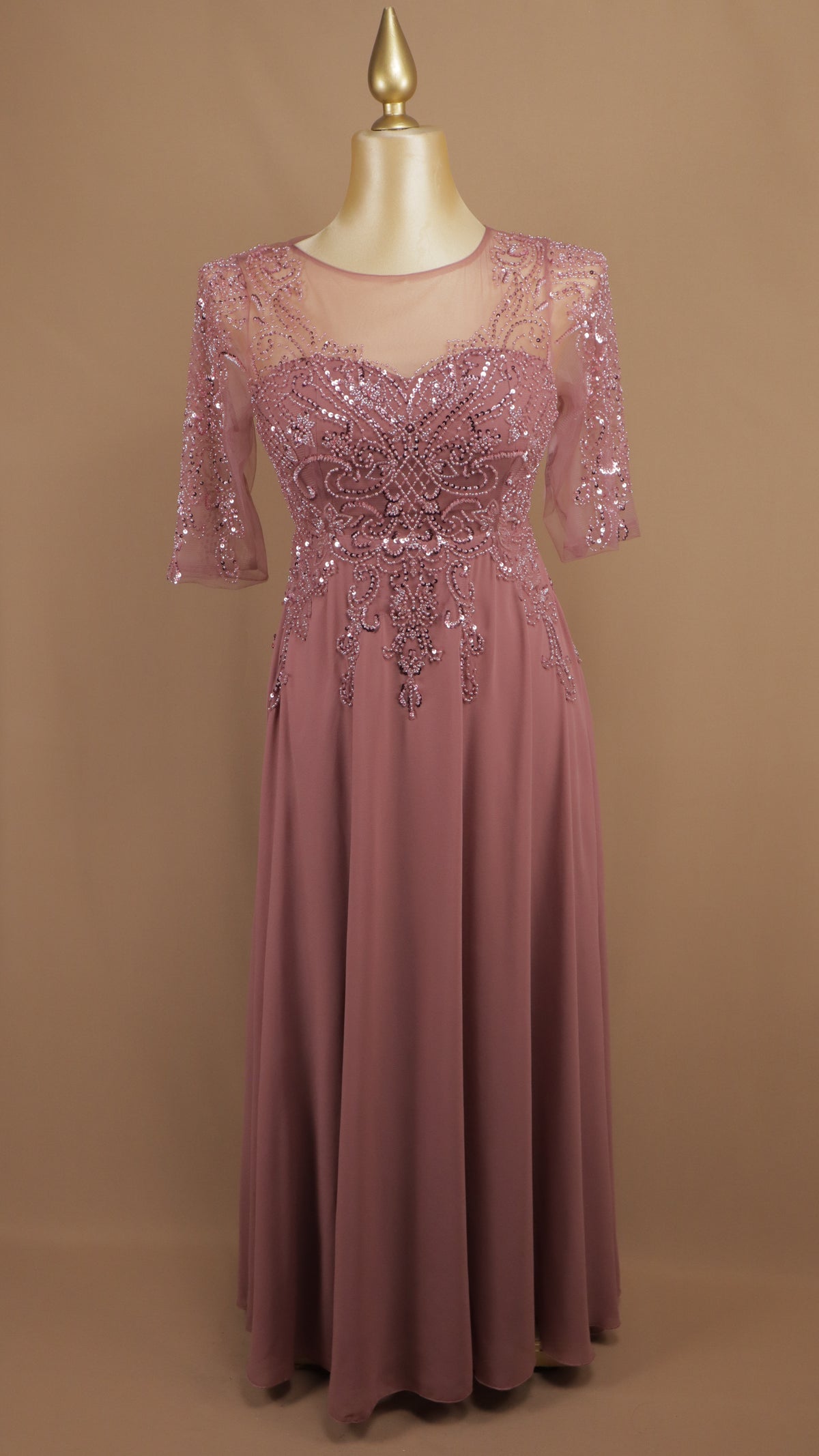Vestido de gala de gasa con canesú transparente y bordado de cuentas