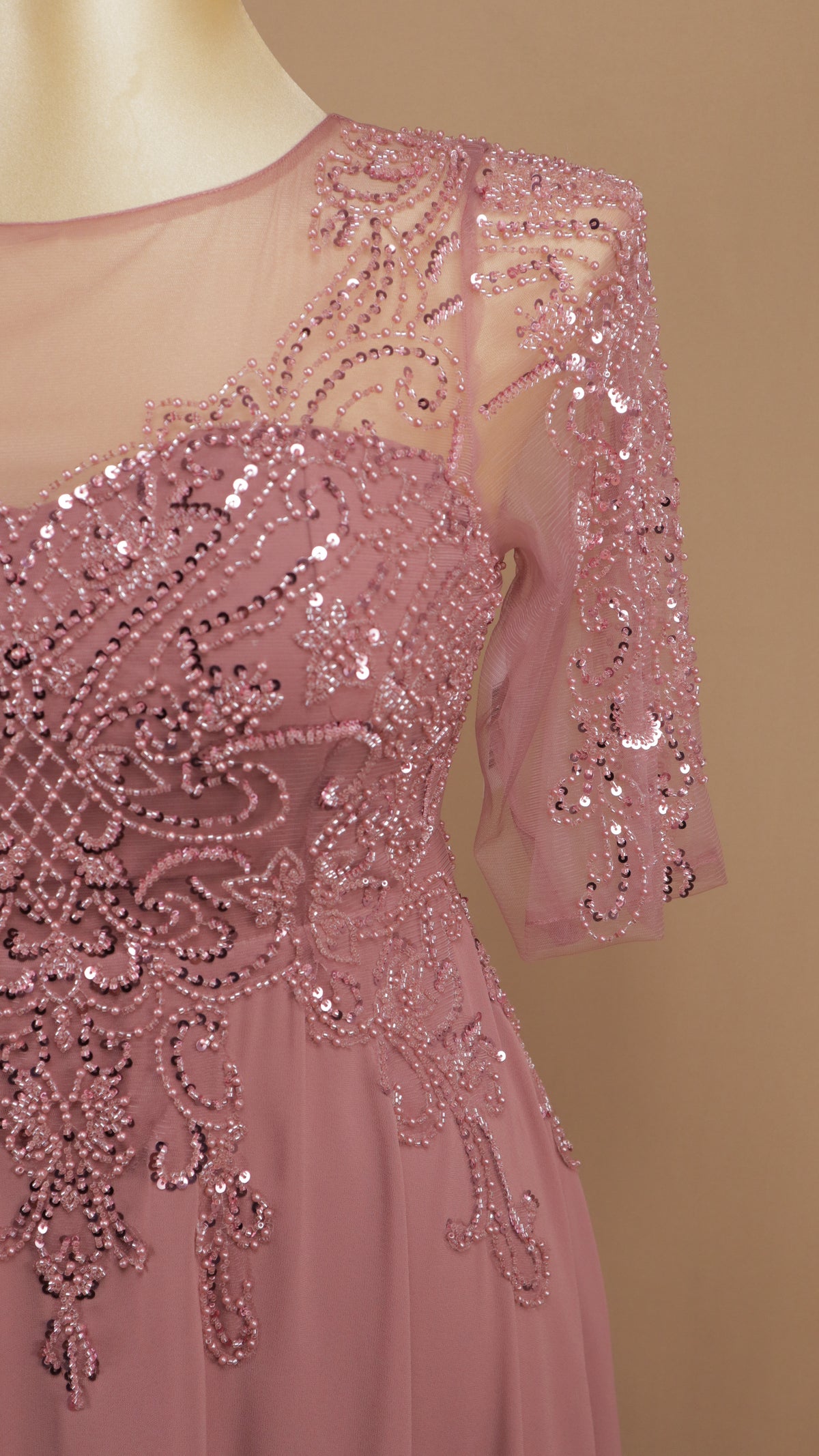 Vestido de gala de gasa con canesú transparente y bordado de cuentas